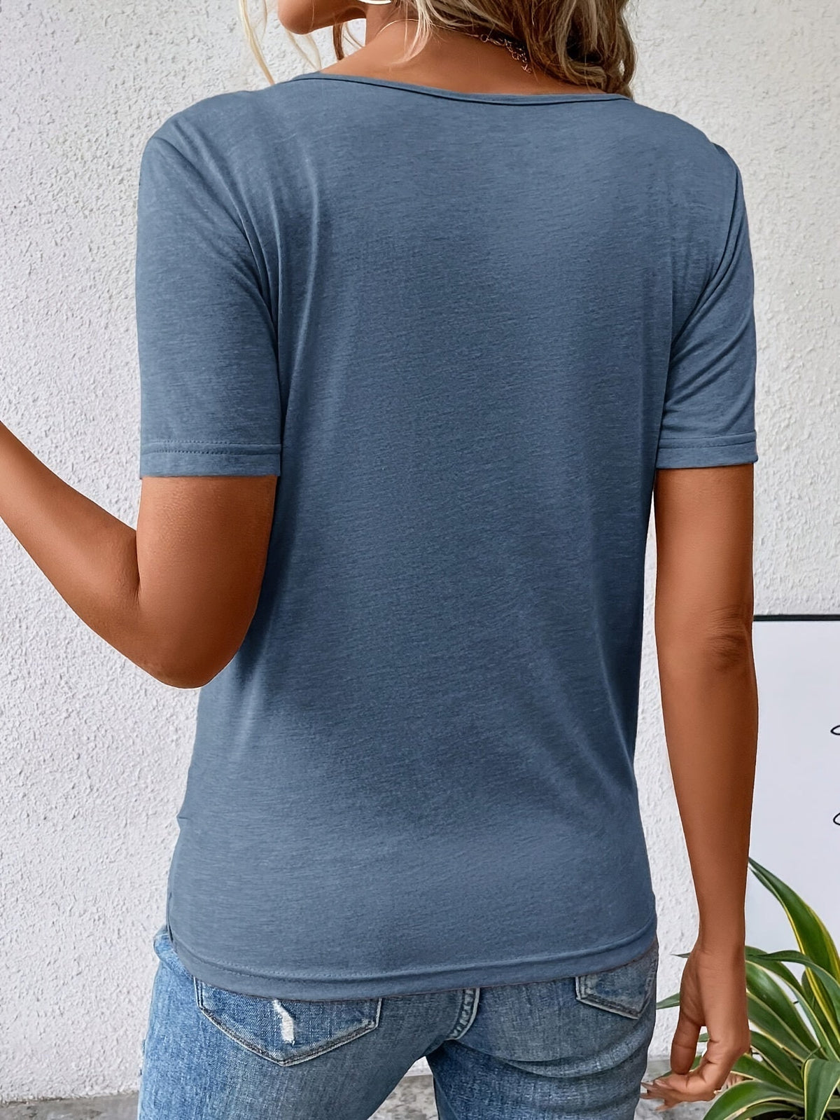 Lianna™ - T-shirt à col en V avec ourlet twisté