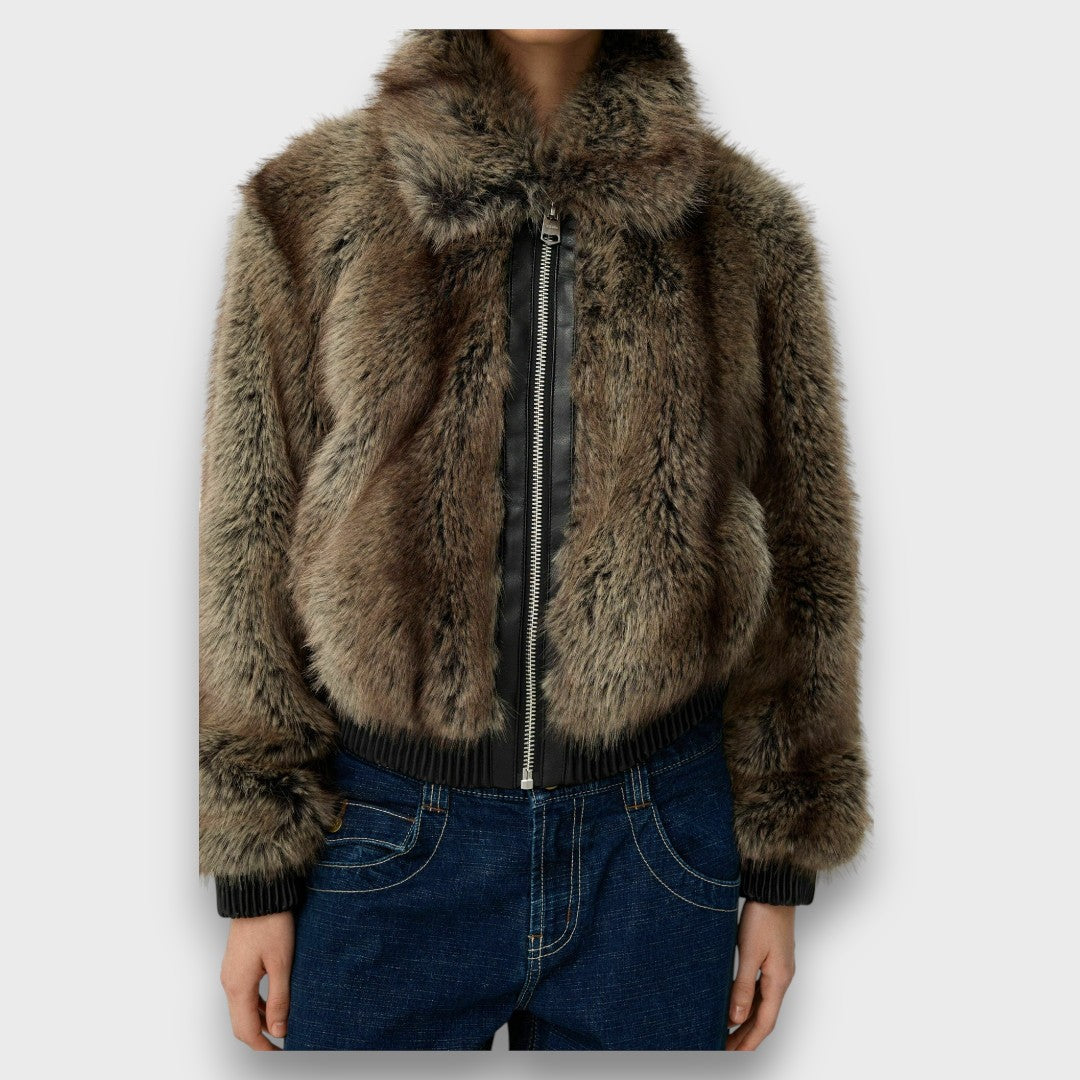 Amelia – Giacca corta in pelliccia sintetica con chic urbano