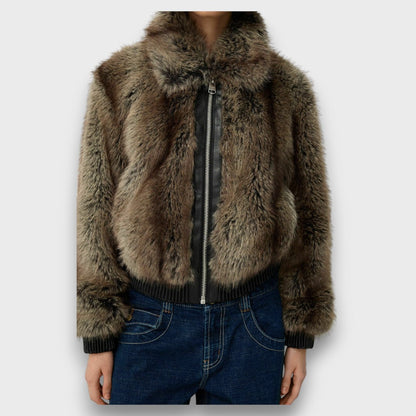 Amelia – Giacca corta in pelliccia sintetica con chic urbano