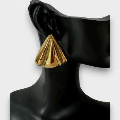 Nuna – Orecchini dorati con carattere scultoreo