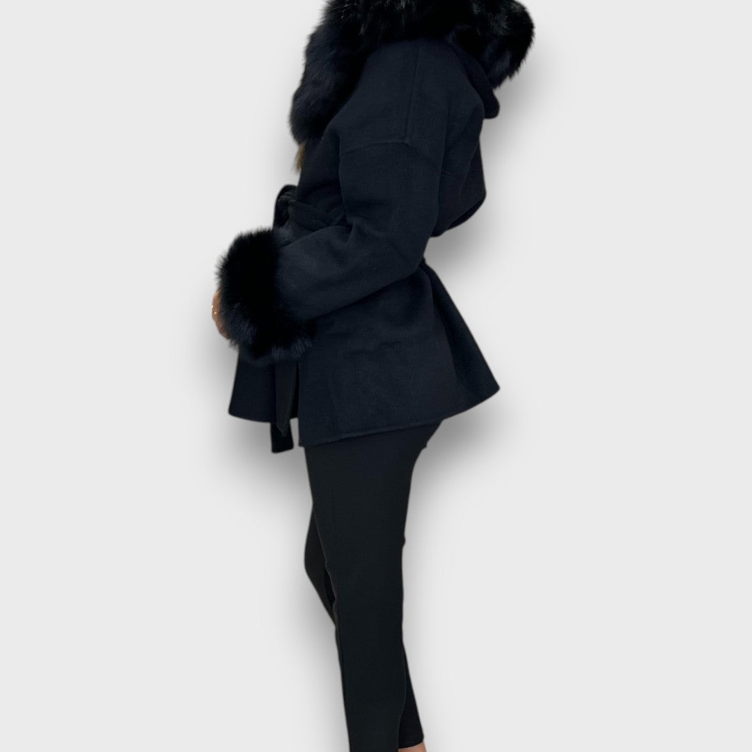 Cartelle – Cappotto in cashmere con cappuccio e dettagli in pelliccia