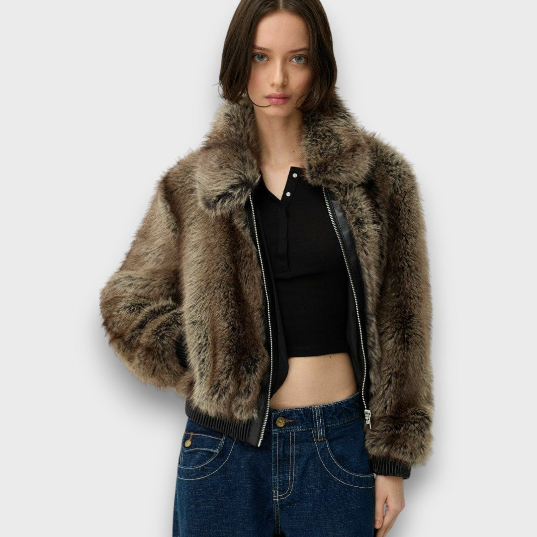 Amelia – Giacca corta in pelliccia sintetica con chic urbano